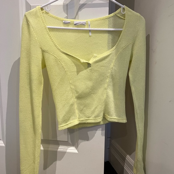 URBAN OUTFITTERS YELLOW LONG SLEEVE CROP - Picture 1 of 2